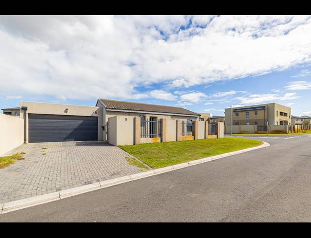 3 BEDROOM FREEHOLD FOR SALE IN PARKLANDS